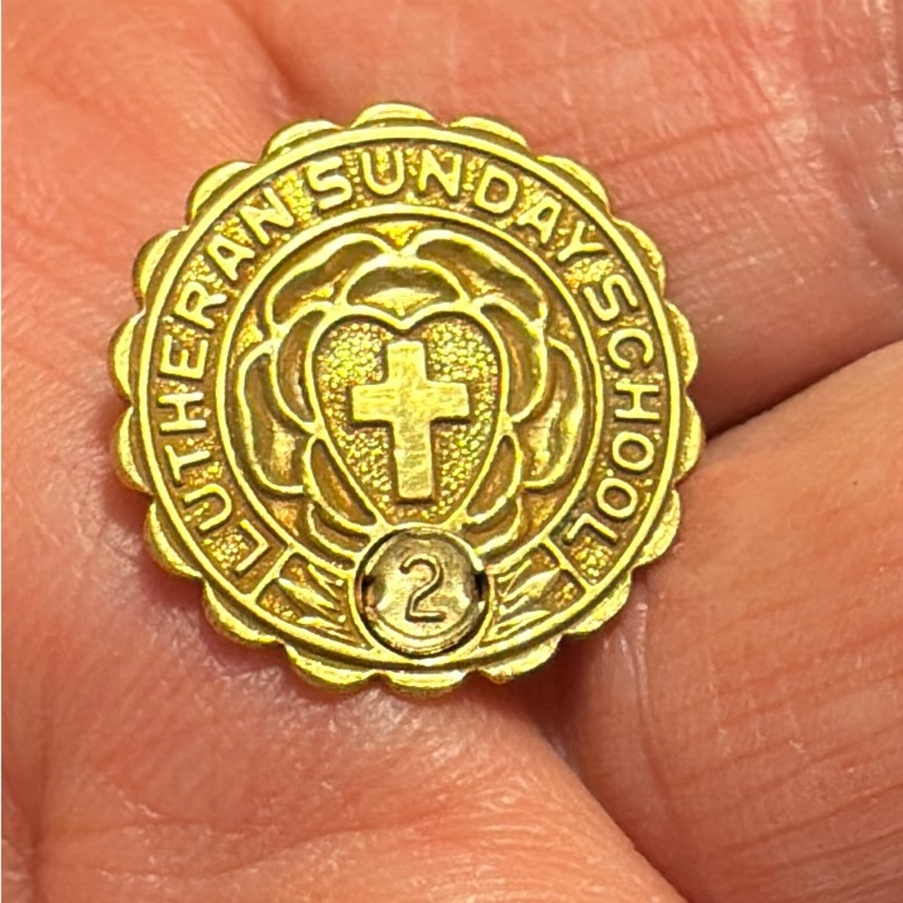 Gold Lutheran Sunday School Pin 10kgf